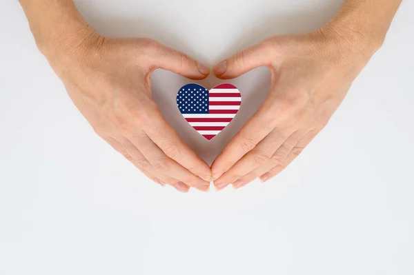 Bandeira Dos Estados Unidos Mãos Femininas Conceito Patriotismo Respeito Solidariedade — Fotografia de Stock