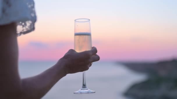 Een Glas Champagne Hand Van Het Meisje Bij Zonsondergang Een — Stockvideo