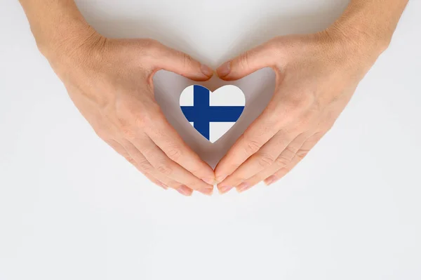 フィンランドの国旗を女性の手に持っている フィンランド国民との愛国心 尊敬と連帯の概念 — ストック写真