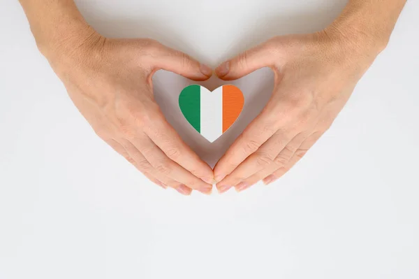 Государственный Флаг Ирландии Женских Руках Концепция Патриотизма Уважения Солидарности Гражданами — стоковое фото