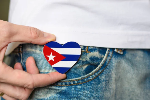 Житель Кубы Деревянный Значок Кубическим Флагом Форме Сердца Мужской Руке — стоковое фото