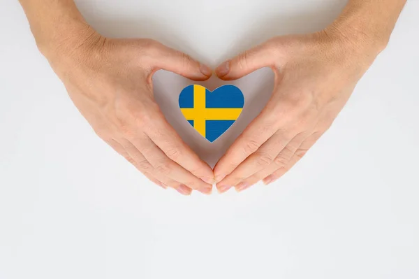 Flaga Narodowa Szwecji Rękach Kobiet Koncepcja Patriotyzmu Szacunku Solidarności Obywatelami — Zdjęcie stockowe