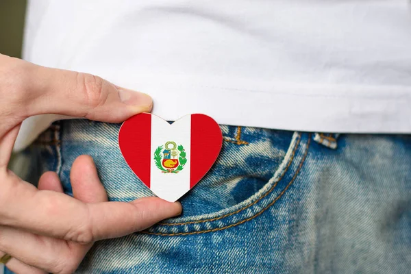 Resident Peru Wooden Badge Peru Flag Shape Heart Man Hand — Fotografia de Stock