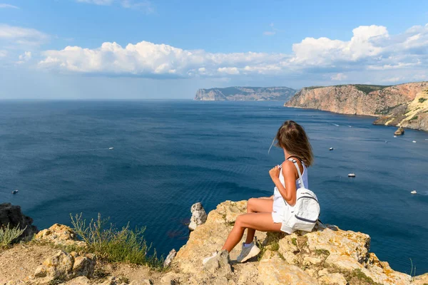 Girl Looks Sea Bay High Cliff View Back Travel Concept — стоковое фото