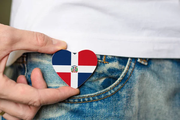 Wooden Badge Dominican Republic Flag Shape Heart Man Hand — стоковое фото