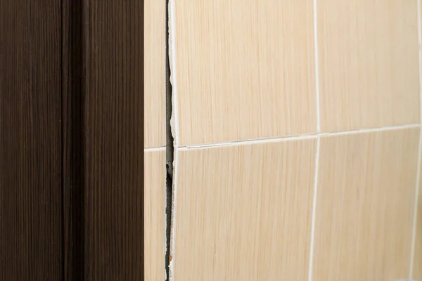 Poor Quality Work Bathroom Tiles Falling Wall Crack Wall Selective — Zdjęcie stockowe