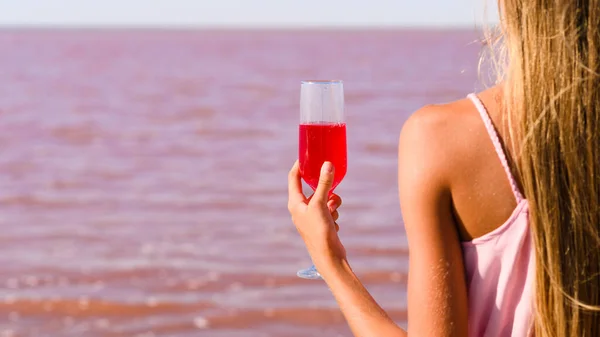 Glass Pink Cocktail Hand Girl Background Pink Lake Concept Romantic — Zdjęcie stockowe