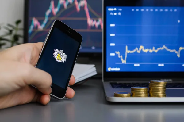 Vladimir Russia January 2022 Smartphone Tinkoff Investment Application Logo Male — Stockfoto