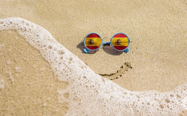 Gafas Sol Con Banderas Españolas Una Playa Arena Muy Cerca — Foto de Stock