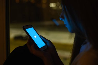 Vladimir, Rusya - Ocak 2022: Bir gencin elinde akıllı telefondan Twitter uygulaması. Logoya seçici odaklanma.