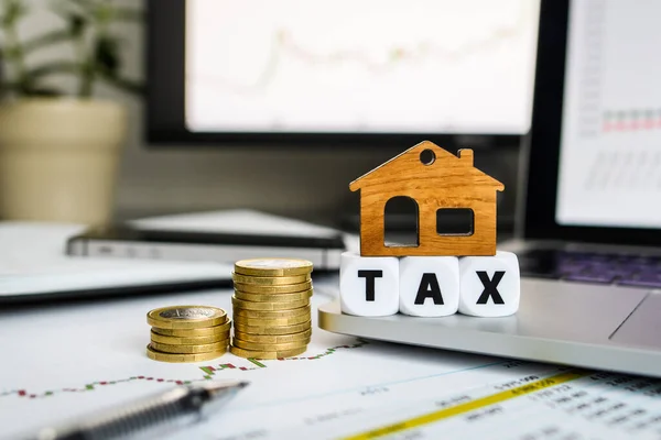 Begreppet Att Betala Statlig Fastighetsskatt Nyckelring Form Ett Hus Står — Stockfoto
