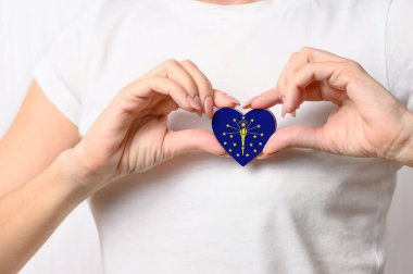 Indiana Eyaleti 'nin bayrağı bir kızın ellerinde kalp şeklinde. Indiana 'yı. Vatanseverlik kavramı