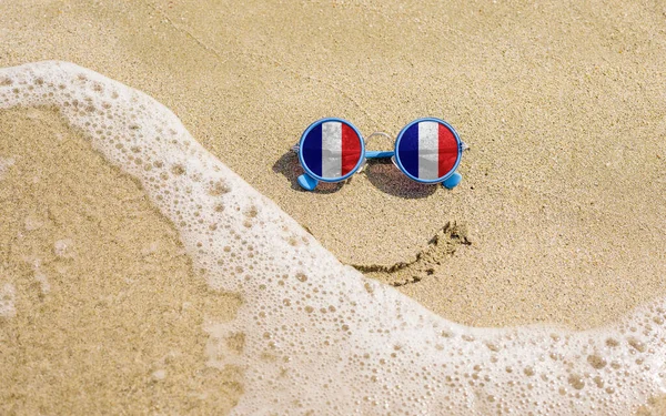 Sluneční Brýle Francouzskými Vlajkami Písečné Pláži Nedaleko Mořský Blesk Namalovaný — Stock fotografie
