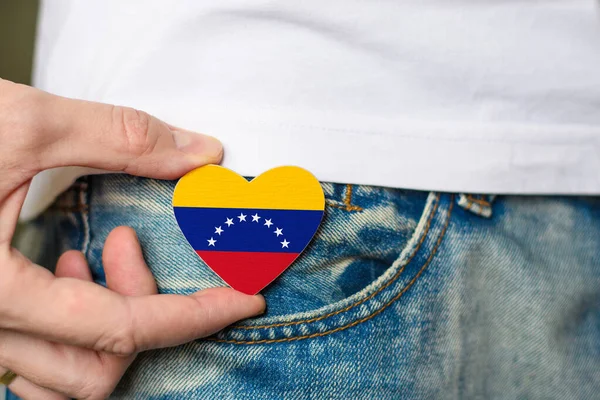 Venezuelai Jelvény Venezuelai Zászló Alakú Szív Egy Férfi Kezében — Stock Fotó