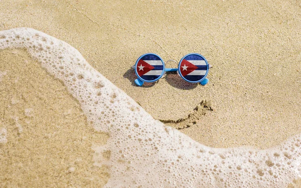 Napszemüveg Kuba Zászlajával Homokos Tengerparton Közelben Van Egy Tengeri Villám — Stock Fotó