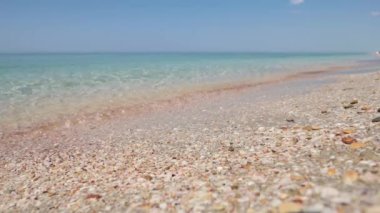 Sakin mavi açık denize yakın çekim. Kuma odaklan, dikkati dağıt..