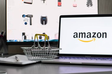 Vladimir, Rusya - Ocak 2022: Amazon açık web sitesi olan bir alışveriş arabası. İnternetten alışveriş konsepti. Alışveriş arabasına odaklan.. 