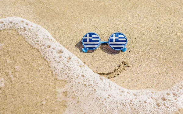 Sluneční Brýle Řeckými Vlajkami Písečné Pláži Nedaleko Mořský Blesk Namalovaný — Stock fotografie
