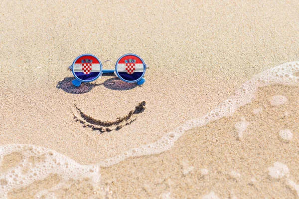 Gafas Sol Con Bandera Croacia Una Playa Arena Muy Cerca — Foto de Stock