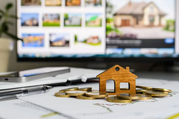 Een Klein Houten Huis Met Munten Een Computerachtergrond Met Een — Stockfoto