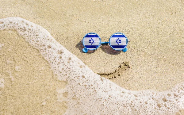 Gafas Sol Con Bandera Israel Una Playa Arena Muy Cerca — Foto de Stock
