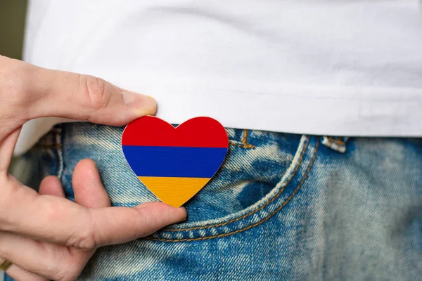 Örmény Lakos Jelvény Örmény Zászló Alakú Szív Egy Férfi Kezében — Stock Fotó