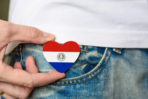 Деревянный Значок Парагвайским Флагом Форме Сердца Руке Мужчины Концепция Патриотизма — стоковое фото