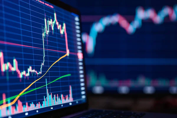 Finansal bir konunun geçmişi. Tüccar çizelgeleri monitörlerde. Seçici dar odak.