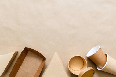 Çerçevenin altından birçok farklı çevre dostu kullan-at araç (pizza kutusu, kağıt bardak). Düz yat. kopyalama alanı.