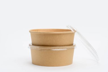 Farklı boyutlarda yiyecekler için beyaz arka planda açık kapaklı iki kağıt kap. Biyo-çözünebilir malzemelerden yapılmış sofra takımı.