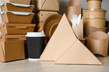 Pizza ve sandviçler için konteynırlar. Tek kullanımlık yemek takımının arka planında üçgen kağıttan yapılmış. Fast food için kağıt ambalajlama kavramı.