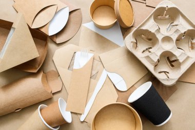 Teslimat için bir sürü tek kullanımlık kağıt masa takımı. Ekolojik malzemelerden gıda üretimi veya satışı kavramı. Görünüm