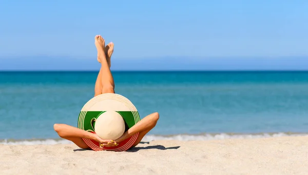 ブルガリアの旗の色でわらの帽子のビーチで細い女の子 ブルガリアのリゾート地での完璧な休暇の概念 帽子に集中しろ — ストック写真