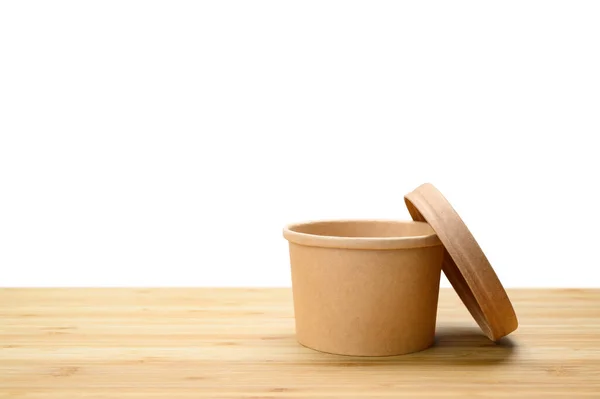 Runde Pappschachtel Für Suppe Auf Einem Holztisch Vereinzelter Weißer Hintergrund — Stockfoto