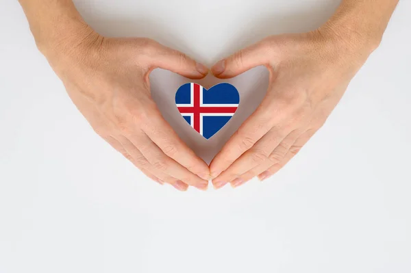 アイスランドの国旗を女性の手で 愛国心の概念 — ストック写真