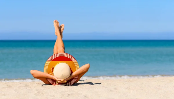 Una Esbelta Chica Bronceada Playa Con Sombrero Paja Los Colores — Foto de Stock