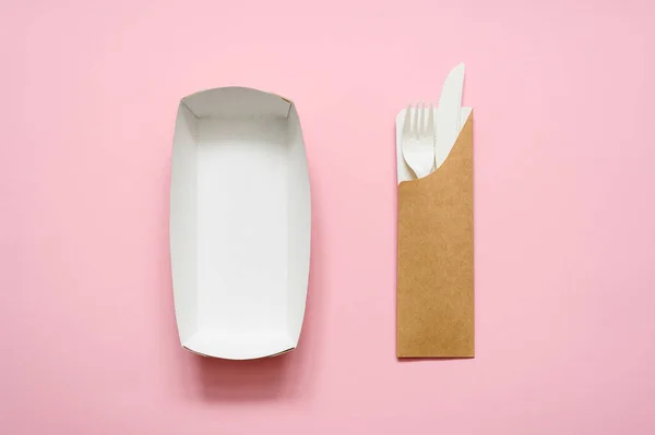 Lunch Ustawiony Różowym Tle Prostokątna Biała Płyta Widelec Nożem Wykonane — Zdjęcie stockowe