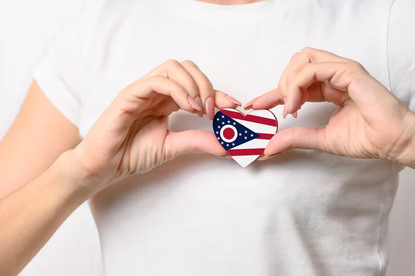 少女の手の中に心臓の形でオハイオ州の旗 オハイオを愛してる 愛国心の概念 — ストック写真