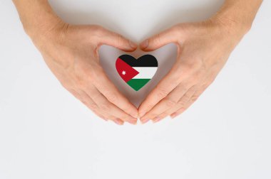 Jordan 'ın ulusal bayrağı kadınların elinde. Ürdün vatandaşlarıyla vatanseverlik, saygı ve dayanışma kavramı.