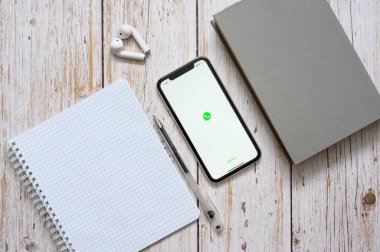 Vladimir, Rusya - Şubat 2022 Not Defteri, Ders kitabı ve Whatsapp uygulamalı akıllı telefon. Uzaktan gelen haberciyi kullanarak..