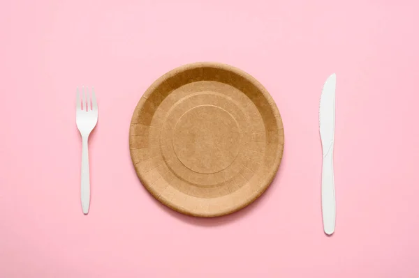 Κενό Χάρτινο Πιάτο Μιας Χρήσης Και Πιρούνι Μαχαίρι Ροζ Φόντο — Φωτογραφία Αρχείου