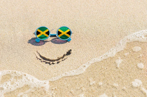 Sorriso Pintado Areia Óculos Sol Com Bandeira Jamaica Conceito Umas — Fotografia de Stock