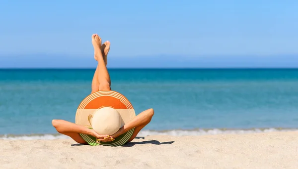 Una Ragazza Esile Abbronzata Sulla Spiaggia Con Cappello Paglia Nei — Foto Stock