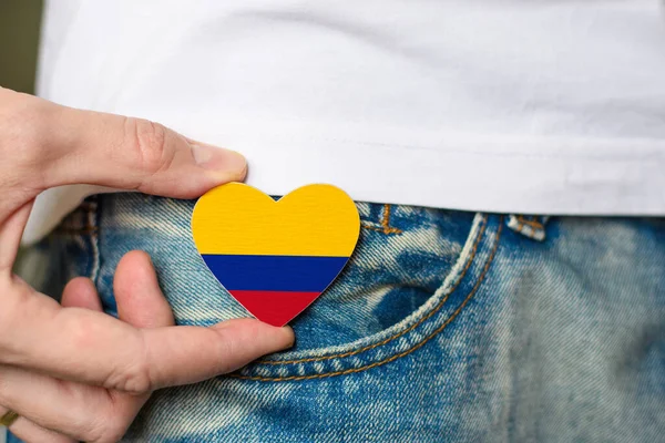 Jelvény Kolumbiai Zászló Alakú Szív Egy Férfi Kezében — Stock Fotó