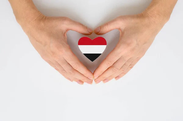 Государственный Флаг Йемена Женских Руках Концепция Уважения Солидарности Гражданами Йемена — стоковое фото
