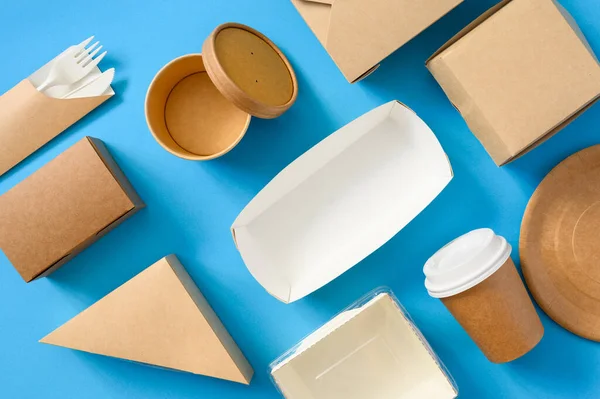 紙使い捨て食器の多くは青い背景に均等に積み重ねられています 環境に優しい食器の配達の使用 平置き ストック写真