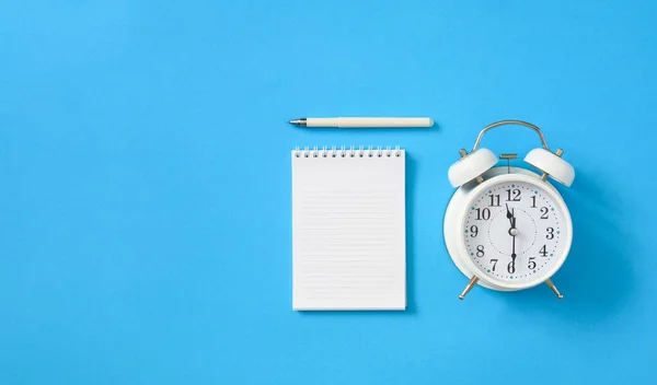 Top View White Alarm Clock Notepad Pen Blue Paper Background — Stock Photo, Image