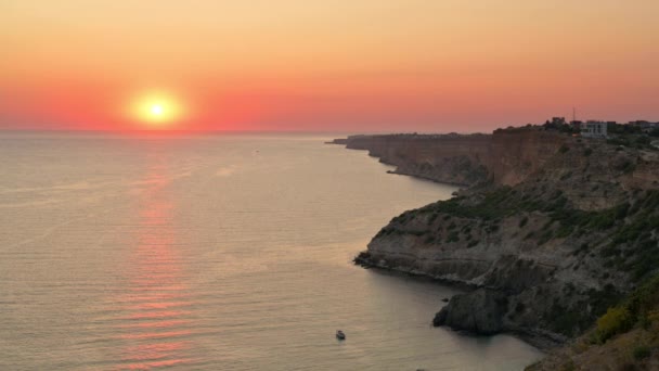Krásný Západ Slunce Skalnaté Pobřeží Dramatické Nebe Mraky Krym — Stock video