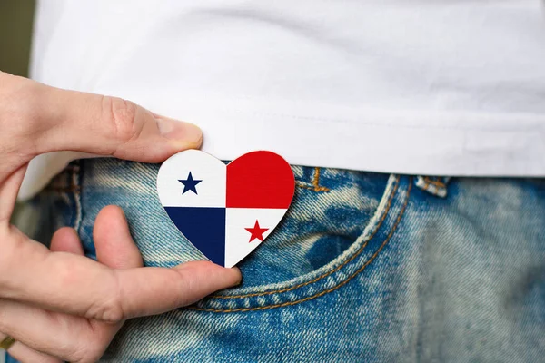 男の手にハートの形をしたパナマの旗の木のバッジ — ストック写真