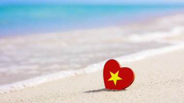 Vietnam bayrağı, kumlu bir sahilde kalp şeklinde. Vietnam 'daki en iyi tatil konsepti